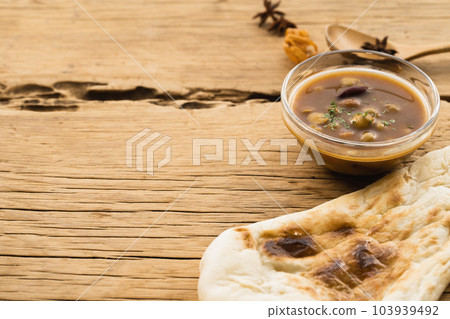 Dal 咖哩和 naan 放在小盤子裡（自然味道） 103939492