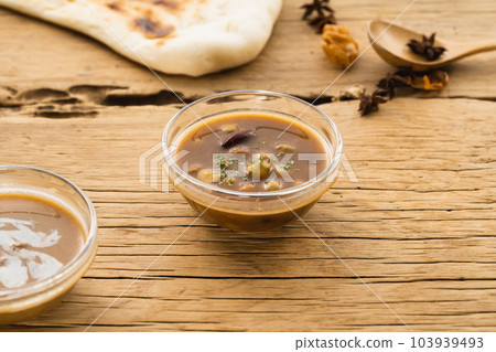 香料咖哩和馕餅放在小盤子裡（自然味道） 103939493