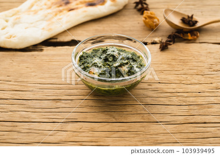 Sag curry and naan on a small plate (natural taste) 103939495