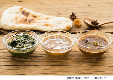 Spice curry and naan on a small plate (natural taste) Spice curry and naan on a small plate (natural taste) 103939500