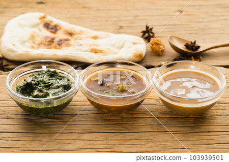 香料咖哩和馕餅放在小盤子裡（自然味道） 103939501