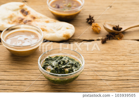 Spice curry and naan on a small plate (natural taste) 103939505