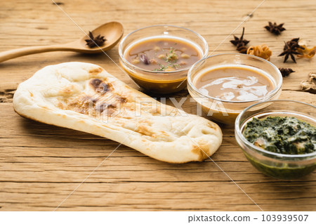 香料咖哩和馕餅放在小盤子裡（自然味道） 103939507