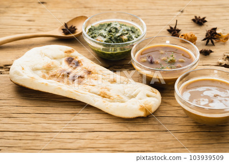 香料咖哩和馕餅放在小盤子裡(自然味道) 香料咖哩和馕餅放在小盤子裡(自然味道) 103939509