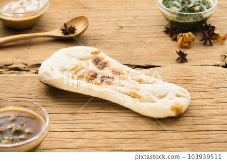 香料咖哩和馕餅放在小盤子裡（自然味道） 103939511