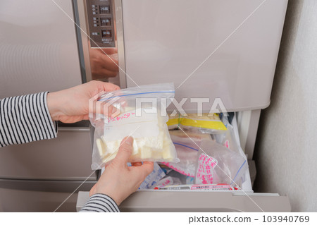 [家庭主婦從冰箱裡拿出黃油] 103940769