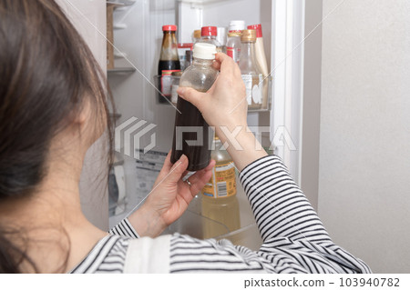 [主婦從冰箱裡拿出醬汁] 103940782