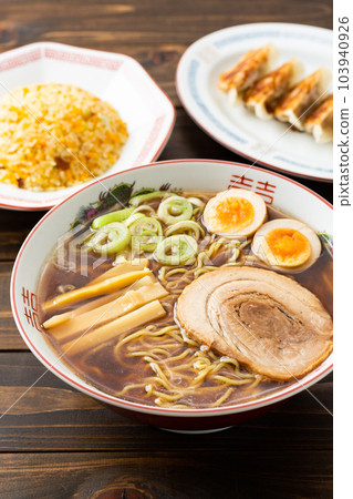 醬油拉麵、炒飯和餃子 醬油拉麵、炒飯和餃子 103940926