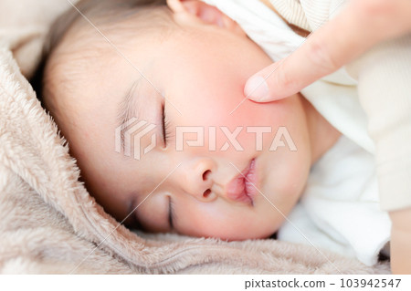 熟睡的嬰兒臉頰 103942547