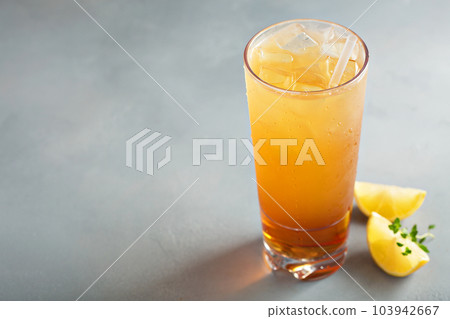 Arnold palmer cocktail 103942667