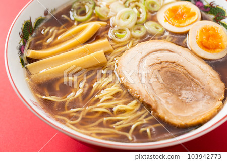 soy source ramen  103942773