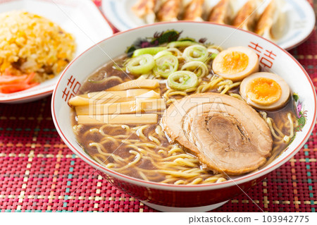 醬油拉麵、炒飯和餃子 103942775