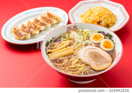 醬油拉麵、炒飯和餃子 醬油拉麵、炒飯和餃子 103942858