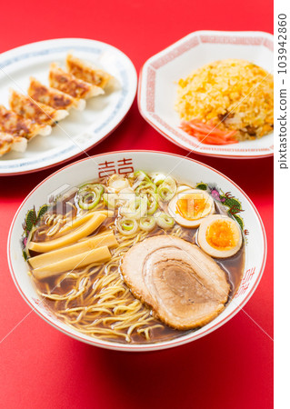 醬油拉麵、炒飯和餃子 103942860