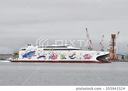 Shoot the scenery of the former Tsugaru Strait high-speed ferry Natchan World, which cruises Hakodate Port in Hakodate City, Hokkaido in early summer 103943324
