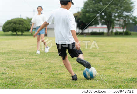 在公園踢足球的亞洲孩子 在公園踢足球的亞洲孩子 103943721