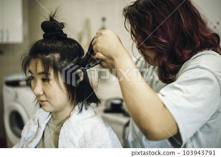 Teens dye their hair white, apply the dye to her hair at home Teens dye their hair white, apply the dye to her hair at home 103943791