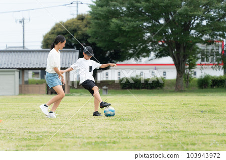 在公園踢足球的亞洲孩子 103943972