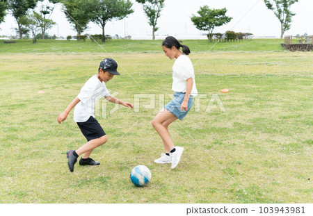 在公園踢足球的亞洲孩子 103943981