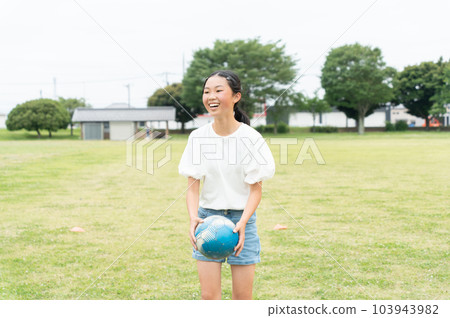 有足球的微笑的女孩 103943982