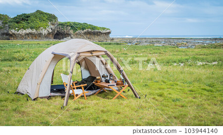 露營單人露營野營崎嶇自然壯麗景色複製空間海邊一個人營地多岩石的地方 露營單人露營野營崎嶇自然壯麗景色複製空間海邊一個人營地多岩石的地方 103944140