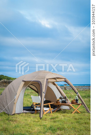 露營, 獨奏營地, 野營, 崎嶇的自然, 自然風光, 空白, 表達, 複製空間, 海邊, 一個人的營地, 草地, 草原, 藍天 露營, 獨奏營地, 野營, 崎嶇的自然, 自然風光, 空白, 表達, 複製空間, 海邊, 一個人的營地, 草地, 草原, 藍天 103944157