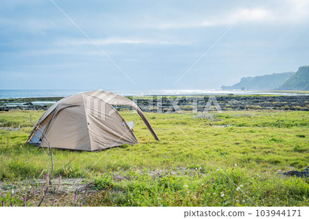 露營, 獨奏營地, 野營, 崎嶇的自然, 自然風光, 空白, 表達, 複製空間, 海邊, 一個人的營地, 草地, 草原, 藍天 露營, 獨奏營地, 野營, 崎嶇的自然, 自然風光, 空白, 表達, 複製空間, 海邊, 一個人的營地, 草地, 草原, 藍天 103944171
