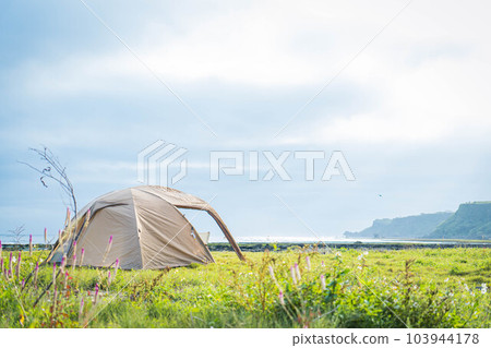 露營, 獨奏營地, 野營, 崎嶇的自然, 自然風光, 空白, 表達, 複製空間, 海邊, 一個人的營地, 草地, 草原, 藍天 103944178