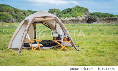 camping solo camp camping rugged nature superb view copy space one person camping meadow grassland blue sky 103944270