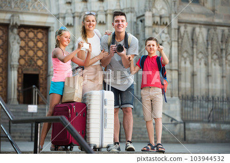 Parents with children are photographing sights 103944532