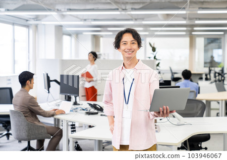 工作在辦公室的一個年輕工程師人 103946067