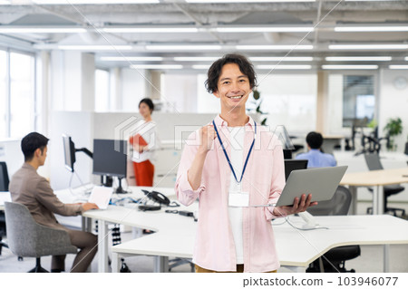 工作在辦公室的一個年輕工程師人 工作在辦公室的一個年輕工程師人 103946077