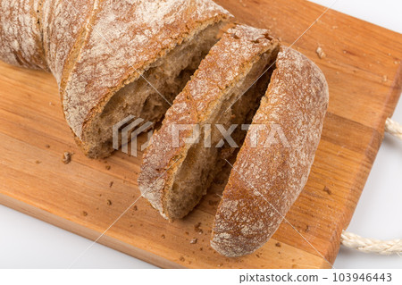 sliced bread on cutting board 103946443