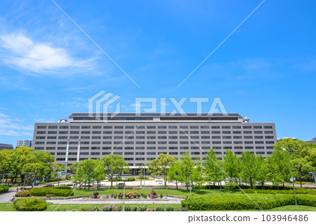 初夏從福岡東公園看到的福岡縣廳 103946486
