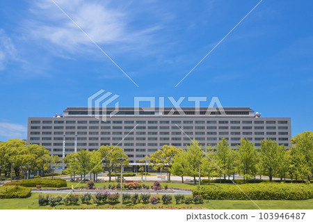 初夏從福岡東公園看到的福岡縣廳 103946487