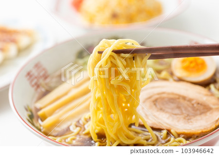 醬油拉麵、餃子和炒飯 103946642