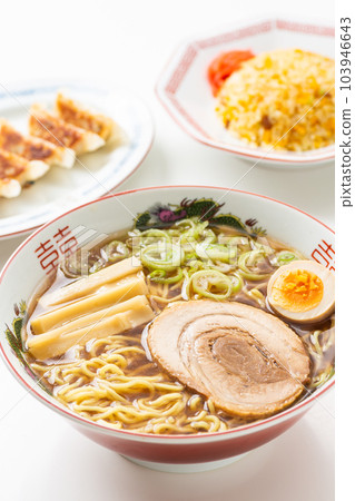 醬油拉麵、餃子和炒飯 103946643