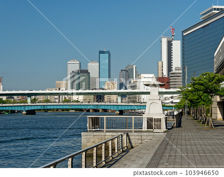 從大阪八間屋濱看到的天滿橋和 OBP 摩天大樓 103946650