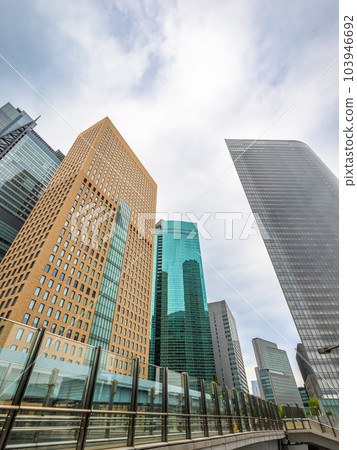 Skyscrapers looking up and cloudy sky [Shiodome Sio-site] 103946692