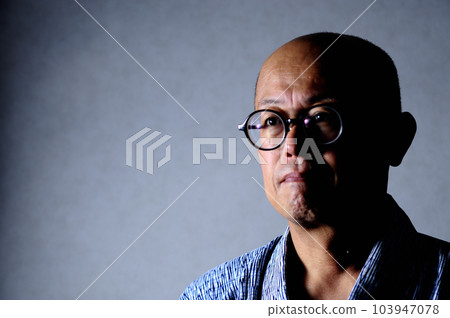 穿著浴衣放鬆的中年男子 穿著浴衣放鬆的中年男子 103947078