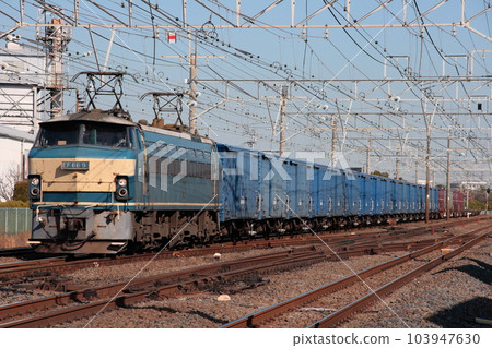 A paper transport freight train (Train 3461) towed by EF66-9 running on the Tokaido freight line_Photographed on 2010/1/23 103947630