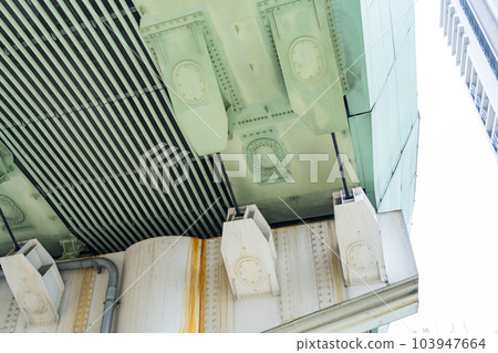 Fall prevention device for highways Fall prevention due to earthquakes 103947664