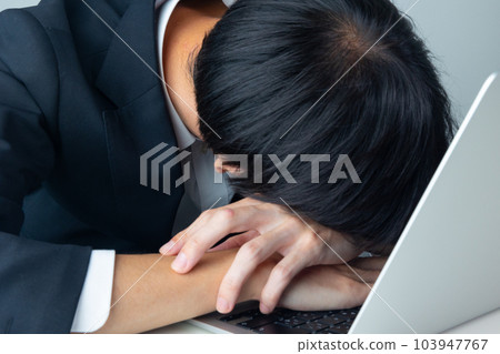 疲倦地睡在電腦上的商人 疲倦地睡在電腦上的商人 103947767
