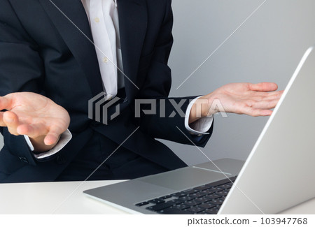 在電腦前遇到麻煩的商人 103947768