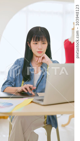 asian female fashion designer draw 103948123