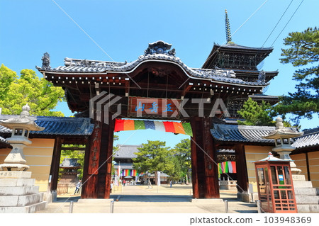 [香川縣]四國聖地“善通寺第75號”總本山善通寺（南大門和五層寶塔） 103948369
