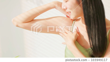 asian female touch armpit 103949117