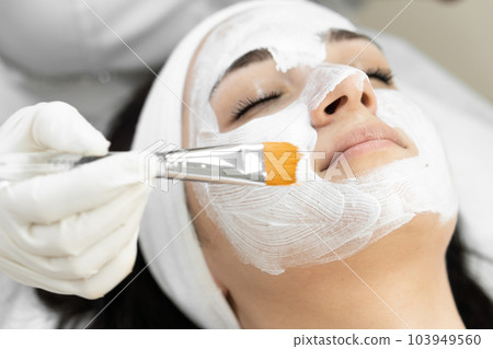 Intensive skin care: how a cosmetic mask provides intensive skin care, filling it with moisture, nutrients and antioxidants. Spa treatments at the beauty clinic Intensive skin care: how a cosmetic mask provides intensive skin care, filling it with moisture, nutrients and antioxidants. Spa treatments at the beauty clinic 103949560