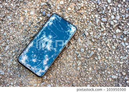 一部屏幕破裂的智能手機從摩托車上掉了下來 一部屏幕破裂的智能手機從摩托車上掉了下來 103950300