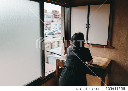 坐在窗邊的女人的背影 103951266